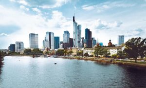 Die Skyline von Frankfurt an einem sonnigen Tag